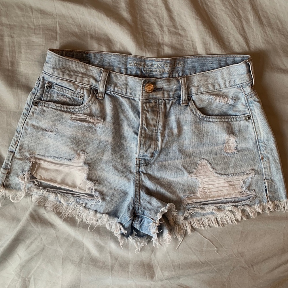 Super cute distressed shorts